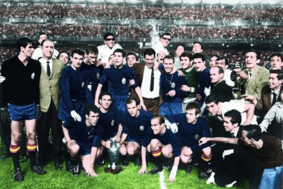 La foto dels campions acolorida. Fusté, dret, tercer per l’esquerra.