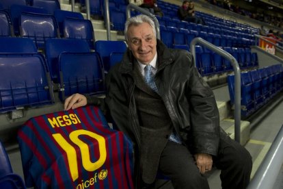 Josep Maria Fusté al Camp Nou amb la samarreta de Leo Messi.