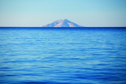 Montecristo. Navegant cap al sud, albirem l’illa de Montecristo enmig del blau.