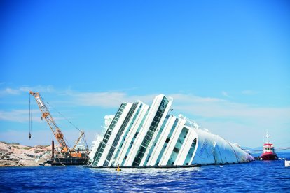 Costa Concòrdia. El 2012 el capità d’aquest creuer va fer una maniobra absurda i va enfonsar el vaixell davant per davant de l’illa de Giglio