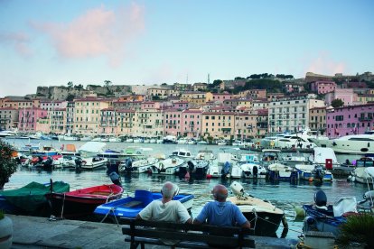 Port. El port de la capital, Portoferraio, és punt de trobada dels habitants de l’illa, que veuen passar les hores amb el balanceig dels vaixells.