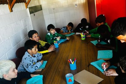 El club disposa d'una aula on els nens fan els deures. 