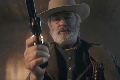 Fotograma de la película con Alec Baldwin empuñando un arma.