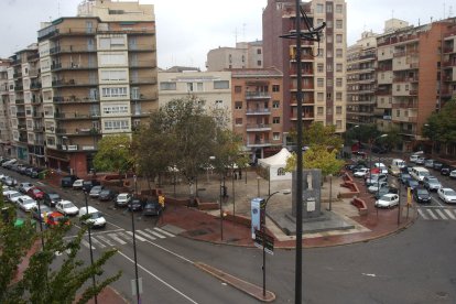 Vista de la plaza antigua con el monumento a Ricard Viñes y con carriles de circulación en Fleming y Bisbe Ruano