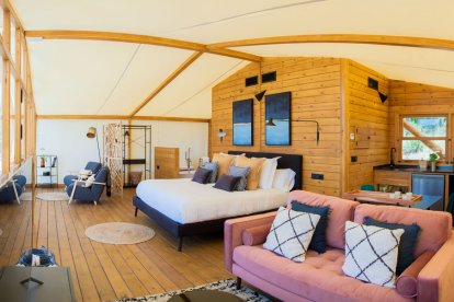 La Dehesa Experiences. A la demarcació de Còrdova, situat al cor de Sierra Morena, elglàmping La Dehesa ofereix sis exclusives suites.