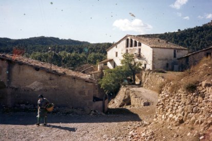 Imatge de l'interior del nucli de Bassella als anys 90.