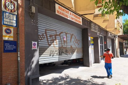 El exterior del recinto está cerrado y hay un cartel de aviso de obras. 