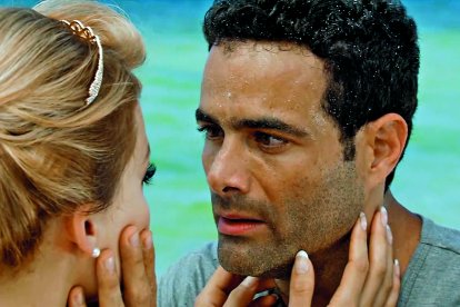 La joven acepta la propuesta de matrimonio de su exnovio.