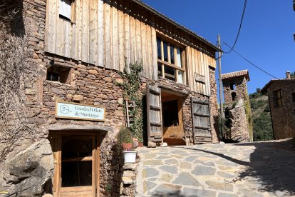 La Escuela de Oficios de Montaña y el refugio, casa Bigodé, en el pueblo de Envall