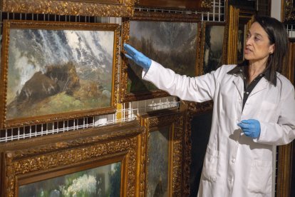 Fons de reserva. La conservadora i restauradora del Morera Imma Bové, amb algunes pintures del fons del museu, que és visitable per al públic amb cita prèvia.