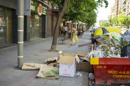 El vertido de Ronda cerca de un contenedor ocupa el carril bici. - PAU PASCUAL