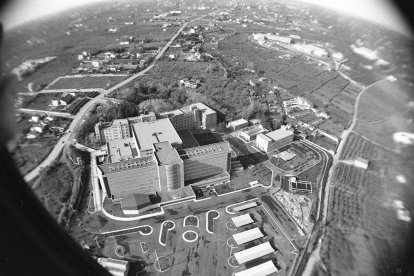Vista aèria de l’hospital als anys 80. A baix s’aprecia com el seu entorn s’ha omplert d’habitatges. - MANEL VILADRICH