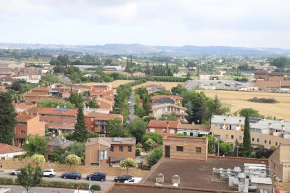 Vista aèria de l’hospital als anys 80. A baix s’aprecia com el seu entorn s’ha omplert d’habitatges. - MANEL VILADRICH