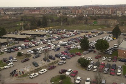 Vista aèria de l’hospital als anys 80. A baix s’aprecia com el seu entorn s’ha omplert d’habitatges. - MANEL VILADRICH