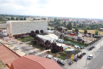 Vista aèria de l’hospital als anys 80. A baix s’aprecia com el seu entorn s’ha omplert d’habitatges. - MANEL VILADRICH