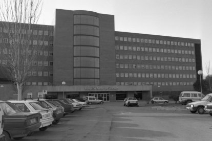 Vista aèria de l’hospital als anys 80. A baix s’aprecia com el seu entorn s’ha omplert d’habitatges. - MANEL VILADRICH