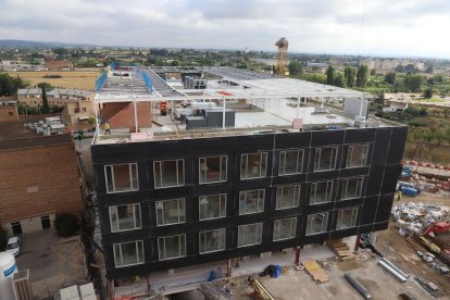 Vista aèria de l’hospital als anys 80. A baix s’aprecia com el seu entorn s’ha omplert d’habitatges. - MANEL VILADRICH