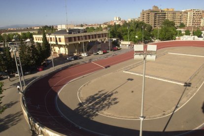 La Casa de l’Esport va ser enderrocada per construir el gimnàs, a la foto inferior, mentre el velòdrom es manté.