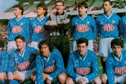 Titular la 91-92 ■ Amavisca, primero por la izquierda derecho, en Vallecas ante el Rayo, con Walter Lozano, Tubo Fernández, Espejo, Benhalima, Maza, Pablo, Rubio, Serrano, Palau y Bartolo.