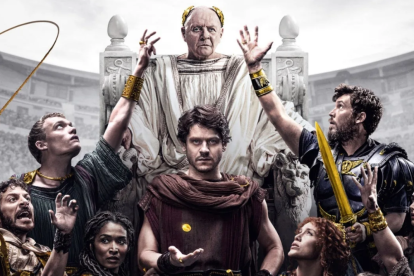 Lisa Kudrow, al centre, al costat de Kal-El Tuck i la resta de lladres. - NETFLIX