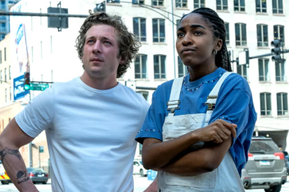 Lisa Kudrow, al centre, al costat de Kal-El Tuck i la resta de lladres. - NETFLIX