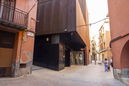 Els jutjats es van construir en un solar del nucli antic (a dalt) i es van inaugurar fa vuit anys. - ESMERALDA FARNELL