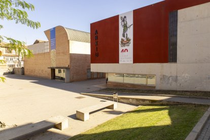 Els jutjats es van construir en un solar del nucli antic (a dalt) i es van inaugurar fa vuit anys. - ESMERALDA FARNELL