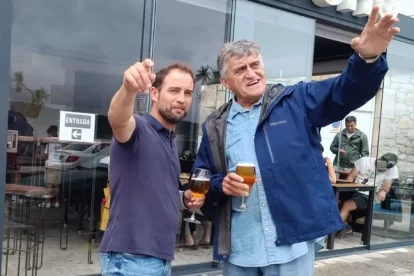 Wyoming al costat de|juntament amb l’amo del bar O Brocho on es va animar a improvisar.