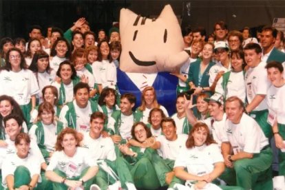 Col·laboradors dels Jocs del 92 posant amb Cobi.