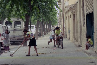 Famílies d’ètnia gitana es van instal·lar a les cases abandonades de Tarradellas el 1990.. - ELENA VALLÉS