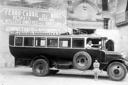 Ricard Santesmasses, a la parada de la Hispano Guissonesa, creada el 1916. - arxiu família Santesmasses