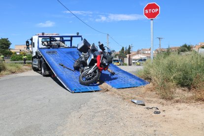 Una grua s'emporta la motocicleta on viatjava la víctima d'un accident a la C-45 a Seròs