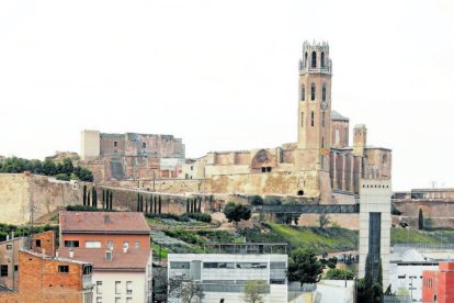 Els treballs de demolició dels blocs. A baix, dos imatges de l’actual pàrquing.. - itmar fabregat