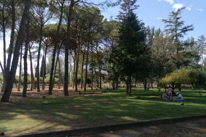 La Paeria està renaturalitzant el parc, que ara és utilitzat els festius per fer-hi pícnics.