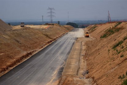 La construcció de la primera variant sud, amb un carril per sentit. Des del 2013 és una autovia. - MAITE MONNÉ