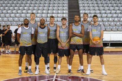 Walden, Madsen, Hasbrouck, Bozic, Villar, Caicedo, Oriola i Paulí, vuit dels deu que ja s’entrenen. - JORDI ECHEVARRIA