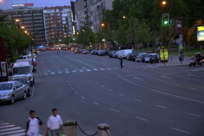 Imatge d’un dia sense trànsit abans del carril-bici i de l’última reforma. - ÒSCAR MIRÓN