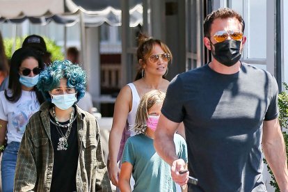 Ben Affleck y Jennifer López junto a sus hijos.