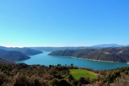 Tiurana. Des del poble nou es pot veure la immensitat del pantà de Rialb, un dels més grans de Catalunya.