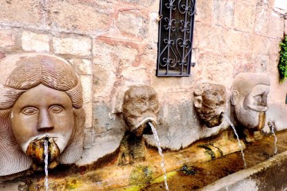 Oliana. La font de la vila, original i abundosa, està situada a la plaça del Lledoner.