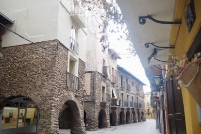 La Seu d’Urgell. Els carrers emporxats del centre de la ciutat són una herència de l’urbanisme medieval que encara perviu en moltes poblacions pirinenques.