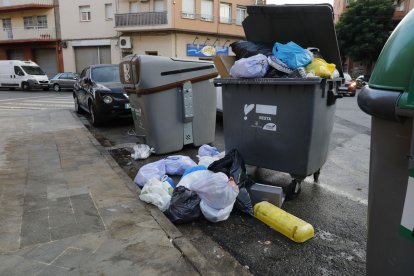Contenidor desbordat –que a més havia de ser només per a ús dels operaris– i bosses a terra al carrer Tarragona, a Pardinyes