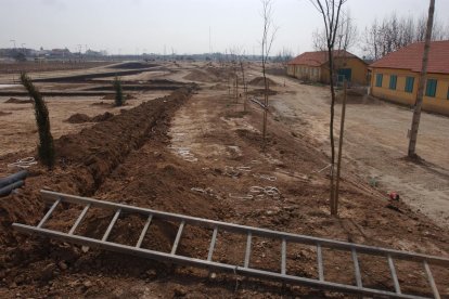 Obres d’urbanització del parc Joan Oró,al costat del Parc de la Canadenca. - ÒSCAR MIRÓN