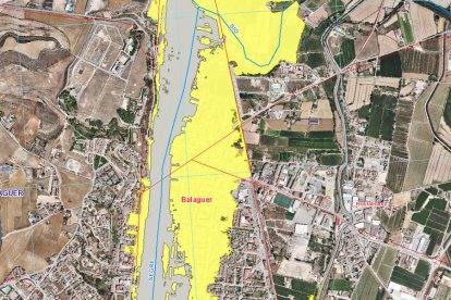 La nova zona que la CHE estima inundable (groc) a Balaguer al costat de la inicial (gris).