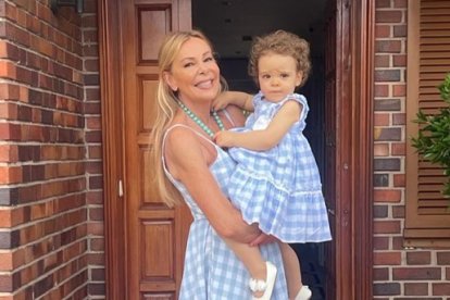 Imagen de Ana García Obregón y su hija en la puerta de su casa.
