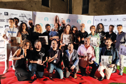 Conrad Son, de rodillas segundo por la derecha, con el galardón en el festival.