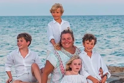 Caritina amb el seu marit, Matos i els seus fills durant un viatge.