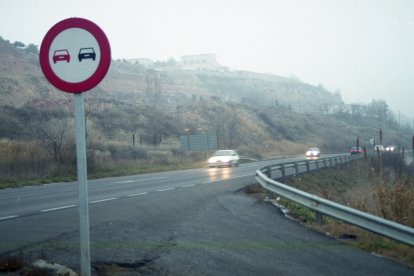 Un tramo de la calzada de la antigua N-II antes de ser desdoblada con Gardeny al fondo, cuando tenía solo un carril por sentido.