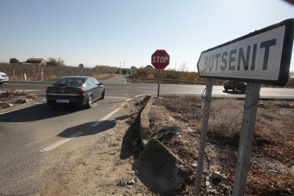 El antiguo y peligroso cruce de acceso a Butsènit fue sustituido por una rotonda.