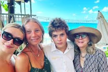 Paltrow junto a sus hijos y su madre